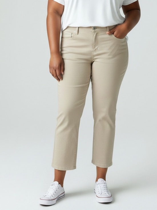 Levi's Denim - NWT🌺Levi's•Classic Capri Pants Light Beige